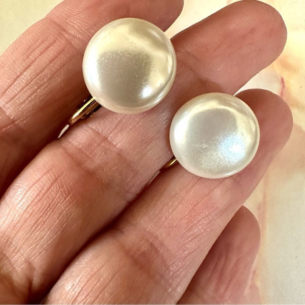Faux pearl vintage gold tone screw back earrings